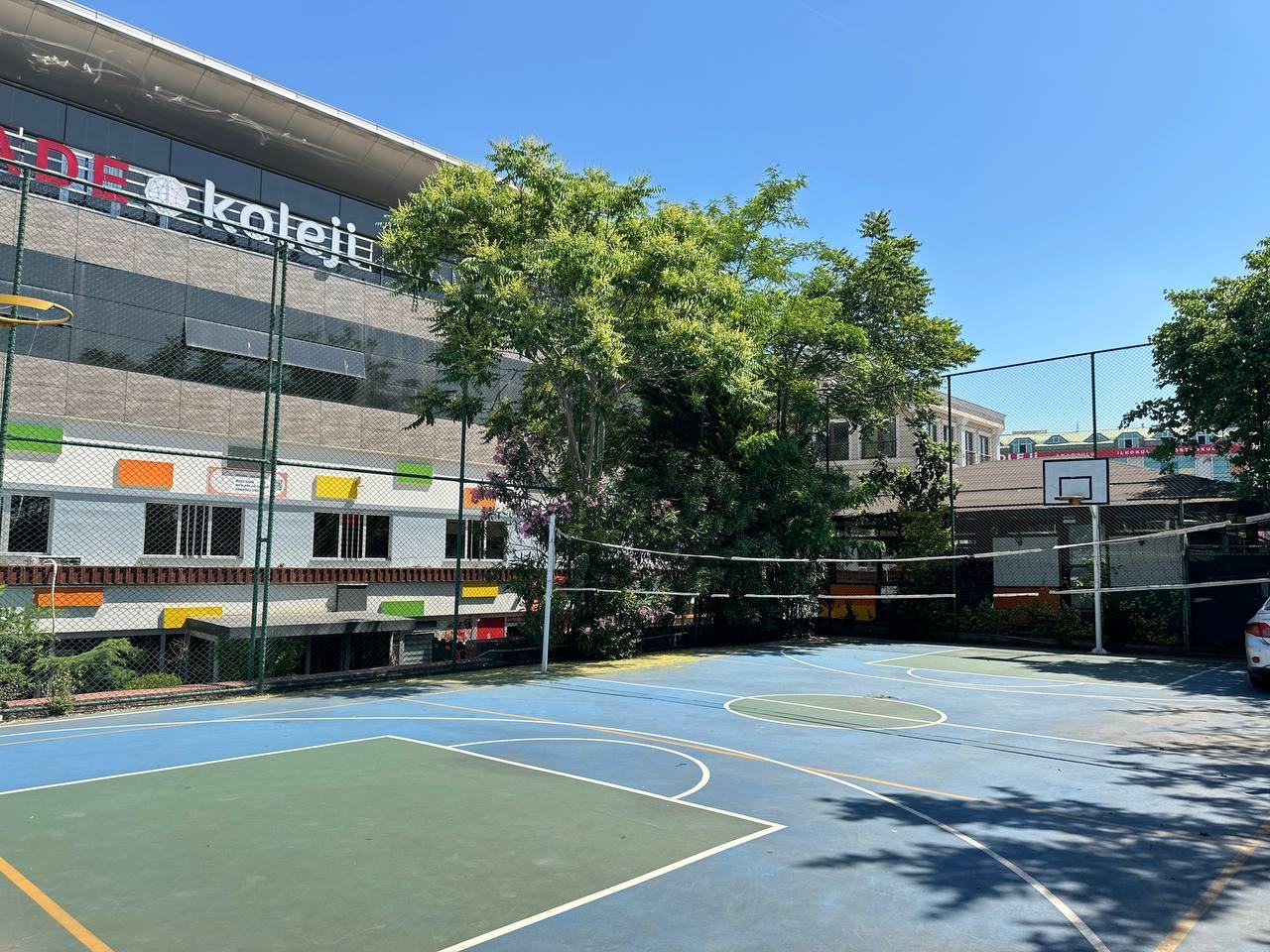 Okul bahcesi basketbol voleybol alani
